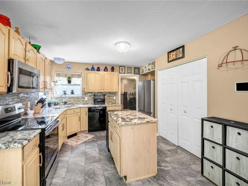 2049 N Park Lane, Roaming Shores, OH 44084 Photo 13