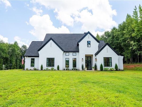 860 W Ridgeway Road , Maysville, GA 30558
