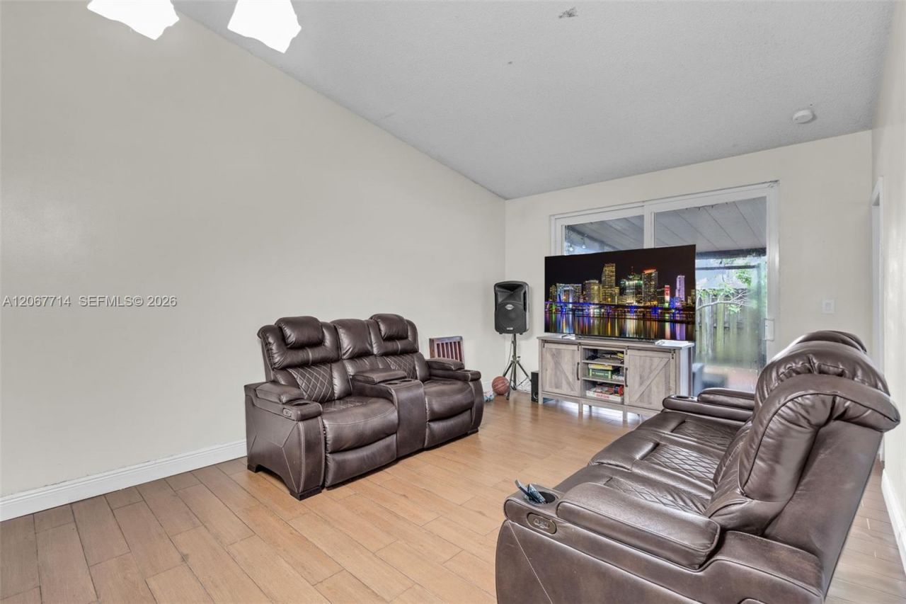 6760 NW 186th Ter, Hialeah, FL 33015 Photo