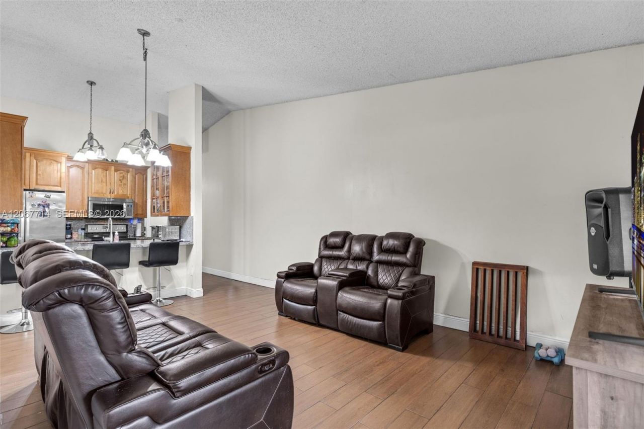 6760 NW 186th Ter, Hialeah, FL 33015 Photo