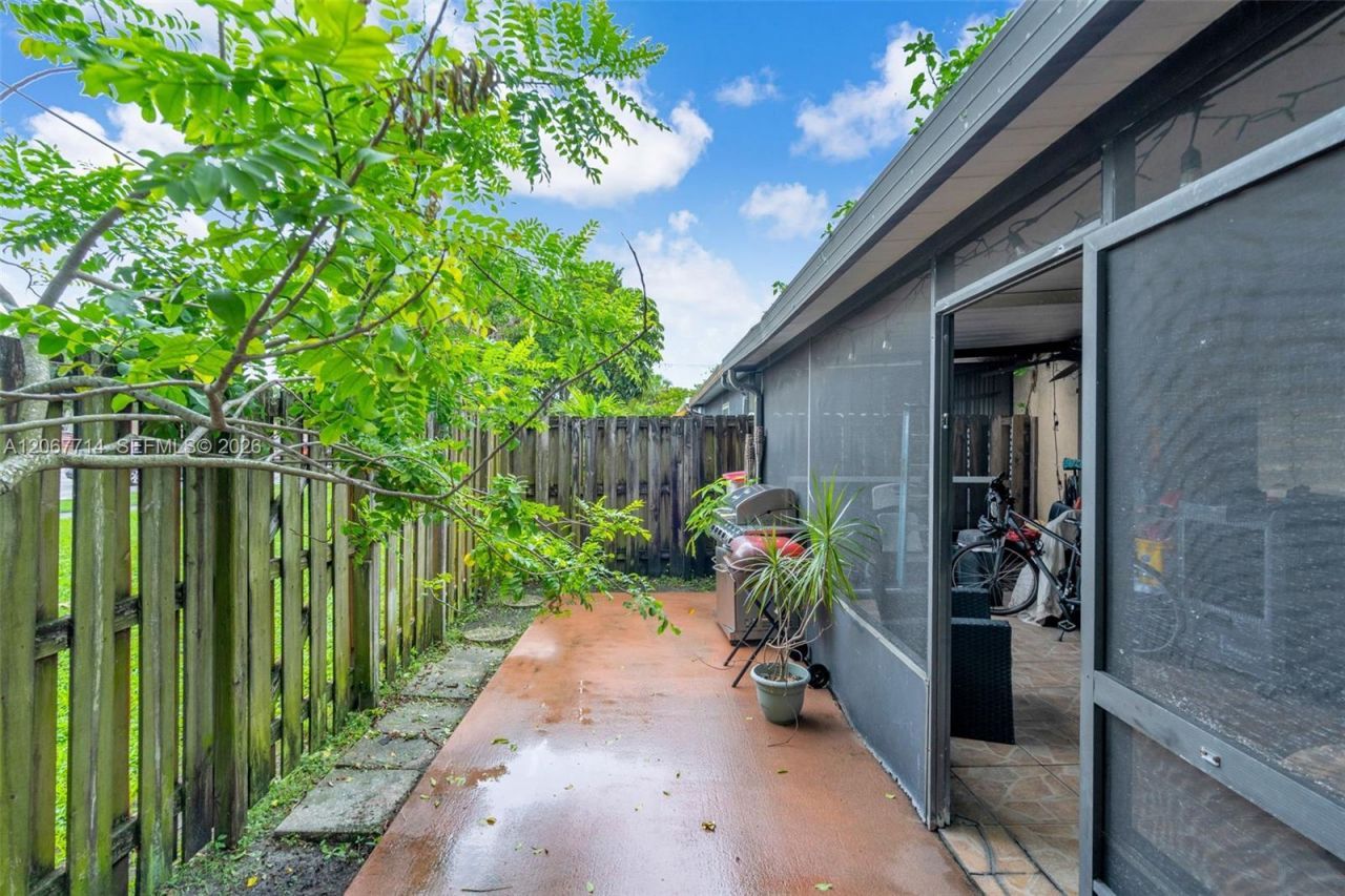 6760 NW 186th Ter, Hialeah, FL 33015 Photo