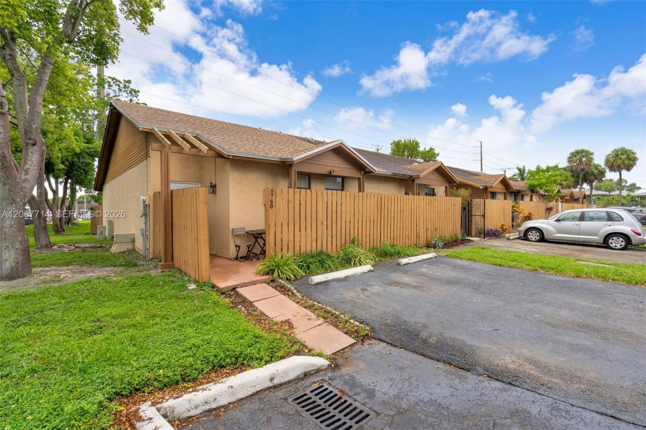 6760 NW 186th Ter, Hialeah, FL 33015 Photo