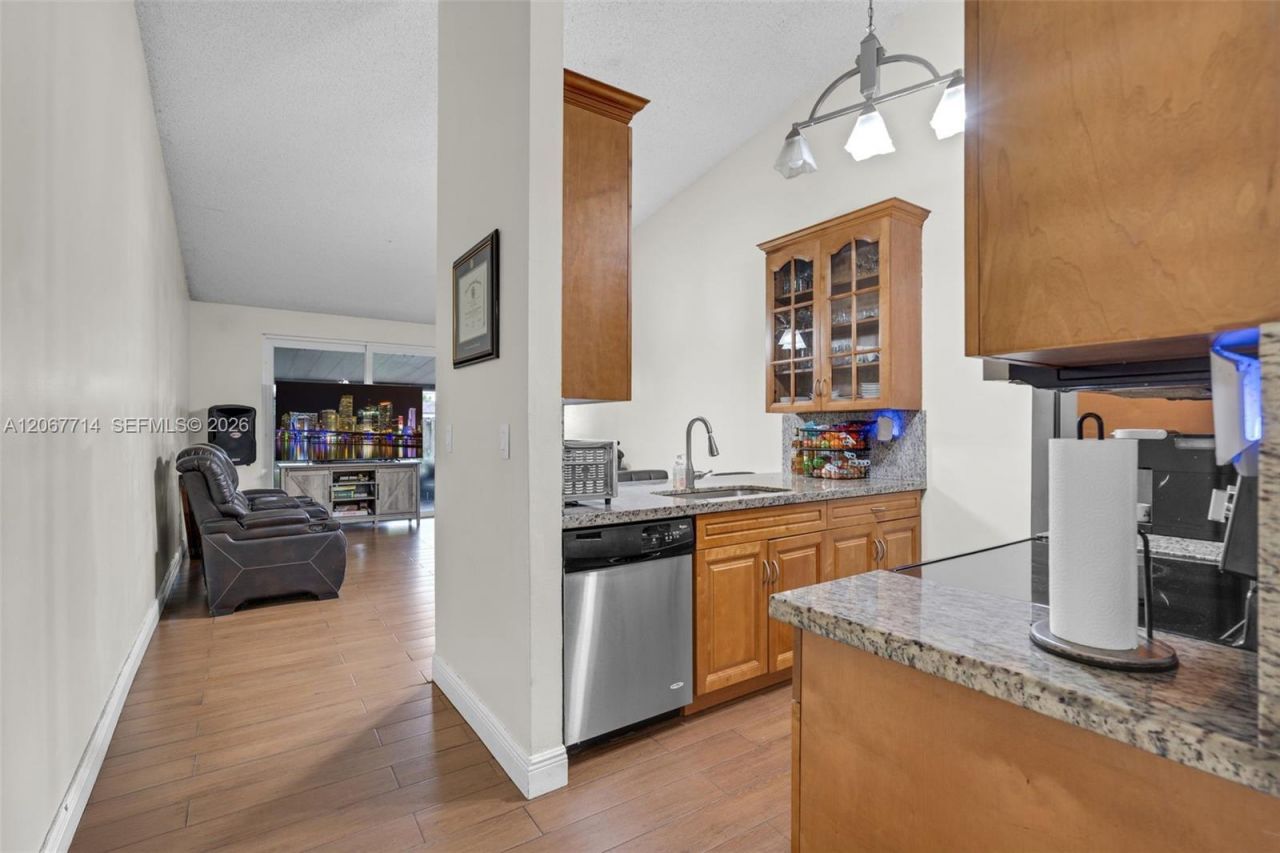 6760 NW 186th Ter, Hialeah, FL 33015 Photo