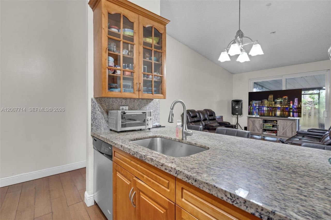 6760 NW 186th Ter, Hialeah, FL 33015 Photo