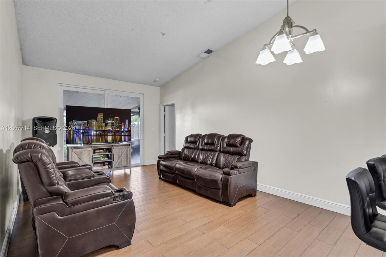6760 NW 186th Ter, Hialeah, FL 33015 Photo