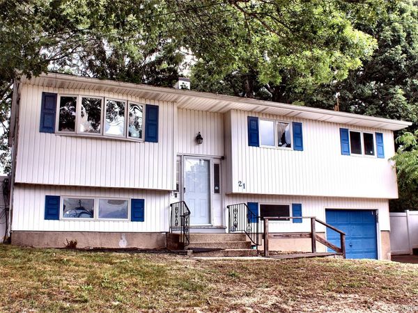 21 University Drive , Ronkonkoma, NY 11779