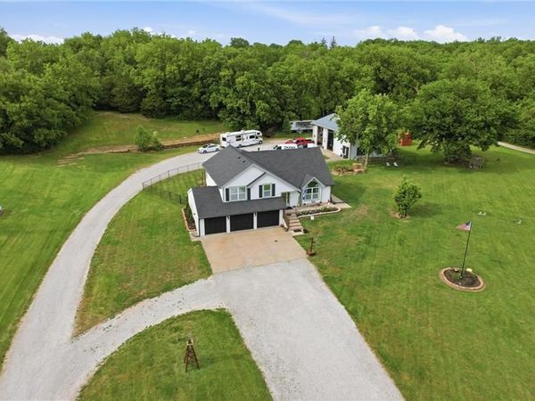 964 N 5th Highway, Lansing, KS 66043