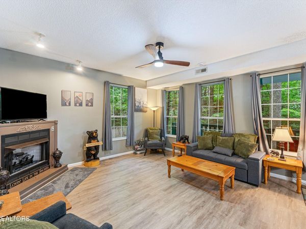 1052 Twin Oaks Rd, Gatlinburg, TN 37738