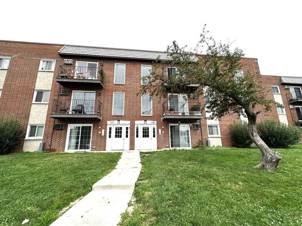 105 W Elk Trail , Unit 105, Carol Stream, IL 60188
