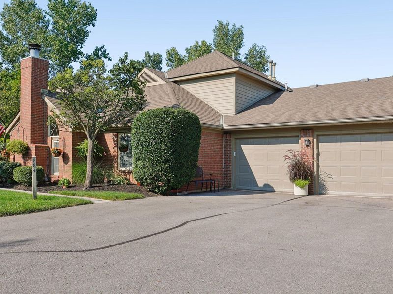 884 Village Brook Way , Columbus, OH 43235 Photo 2