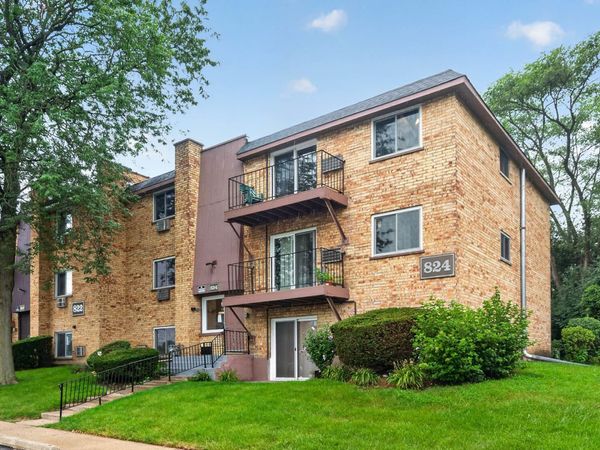 824 W College Boulevard, Unit 201, Addison, IL 60101