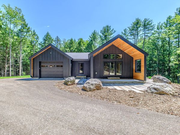 830 Paris Road , Hebron, ME 04238
