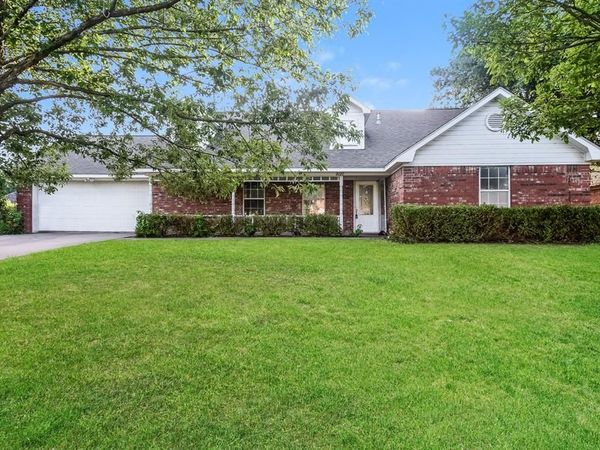 2127 N Village Drive, Bonham, TX 75418