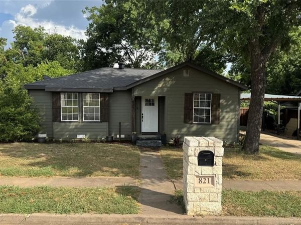 821 College Street , Cleburne, TX 76033