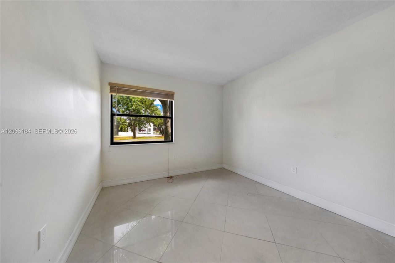 9405 Fontainebleau Blvd, Unit 112, Miami, FL 33172 Photo