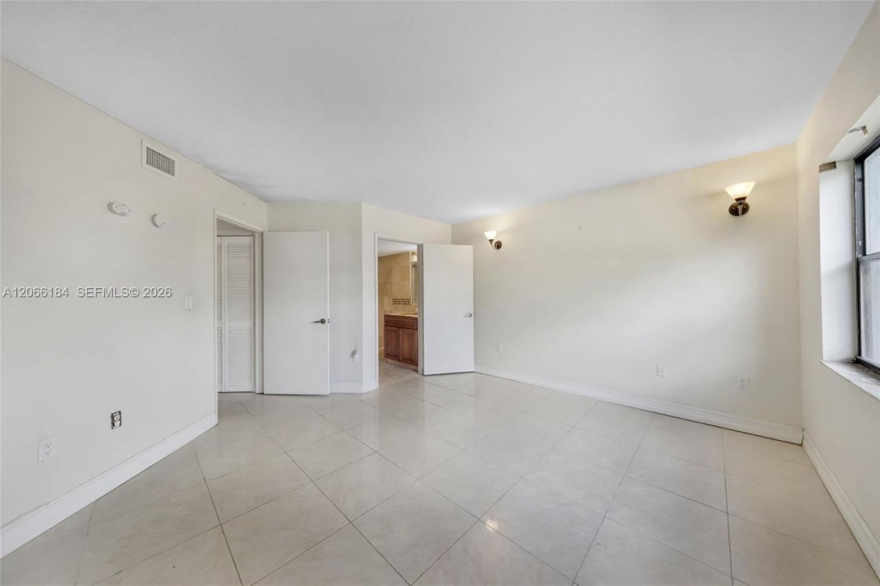 9405 Fontainebleau Blvd, Unit 112, Miami, FL 33172 Photo