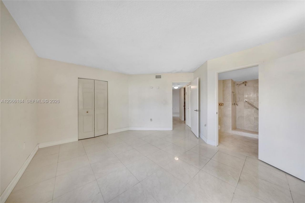9405 Fontainebleau Blvd, Unit 112, Miami, FL 33172 Photo