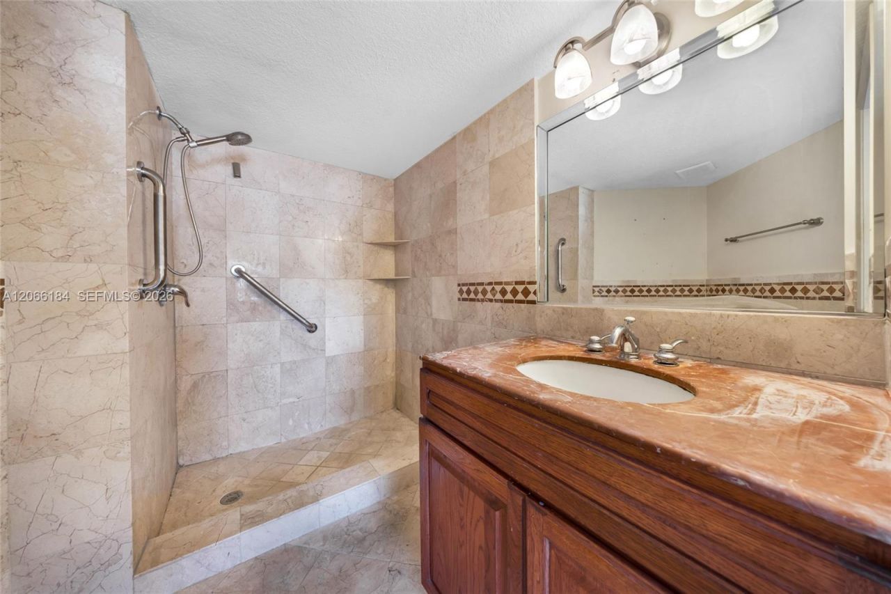 9405 Fontainebleau Blvd, Unit 112, Miami, FL 33172 Photo