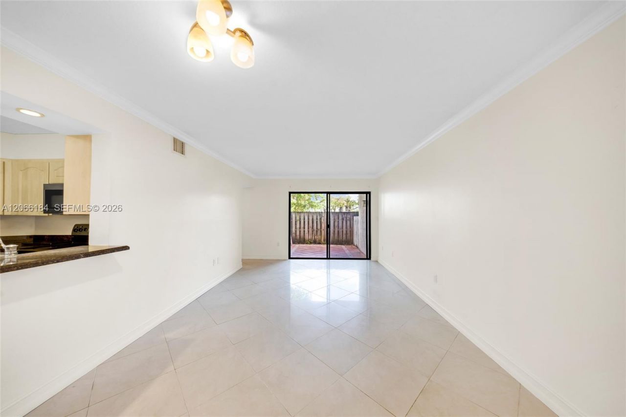 9405 Fontainebleau Blvd, Unit 112, Miami, FL 33172 Photo