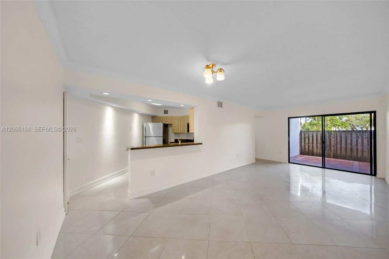 9405 Fontainebleau Blvd, Unit 112, Miami, FL 33172 Photo