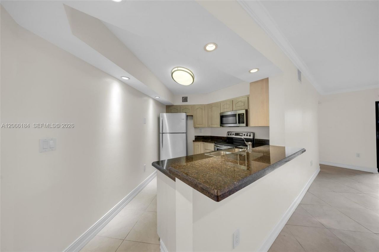9405 Fontainebleau Blvd, Unit 112, Miami, FL 33172 Photo