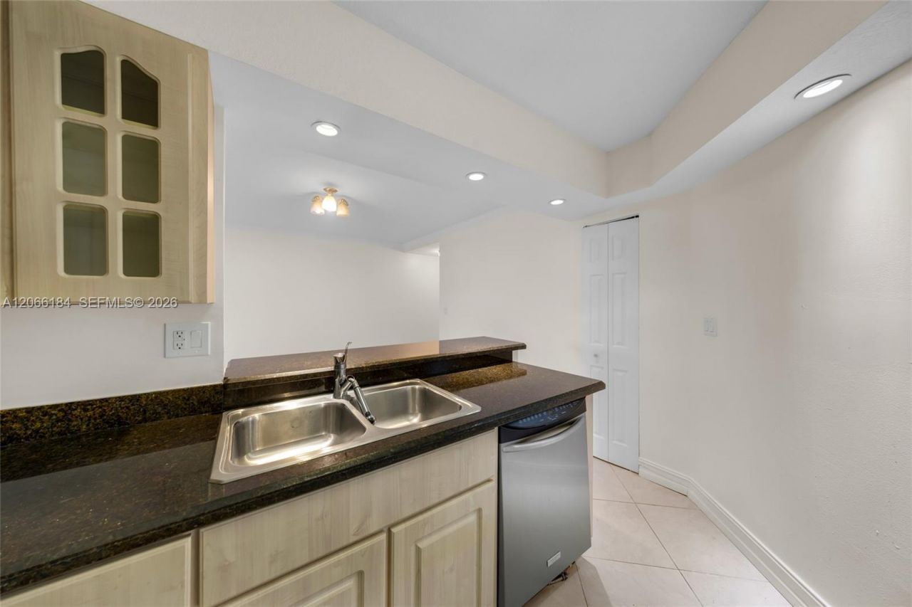 9405 Fontainebleau Blvd, Unit 112, Miami, FL 33172 Photo