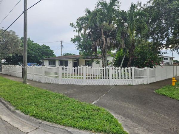 695 W 76th St , Hialeah, FL 33014