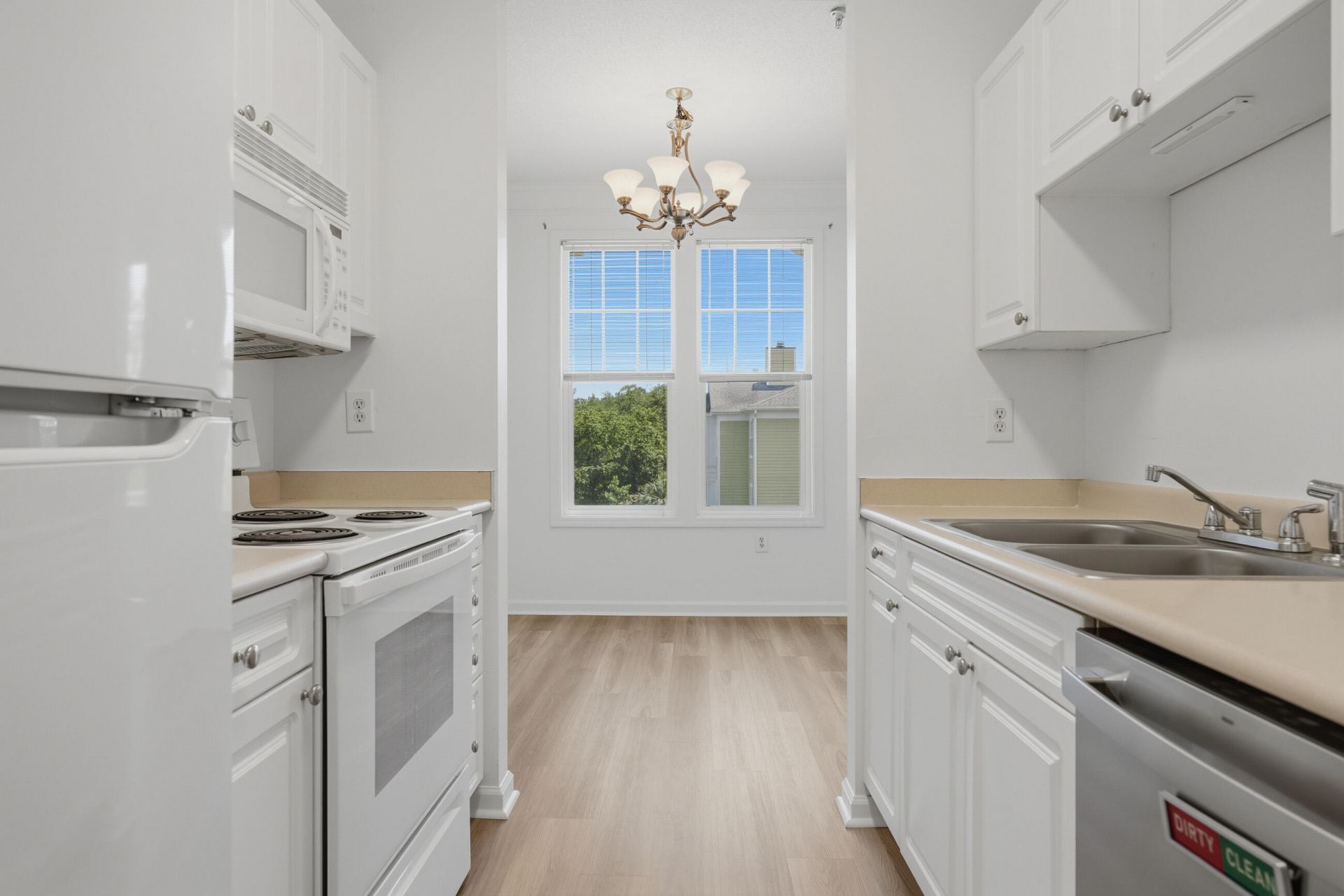 2133 Chatelain Way Photo 7