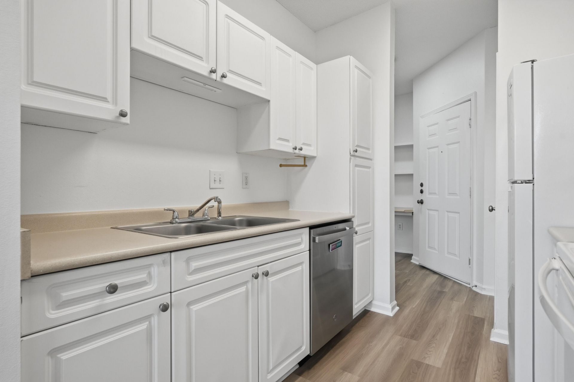 2133 Chatelain Way Photo 9