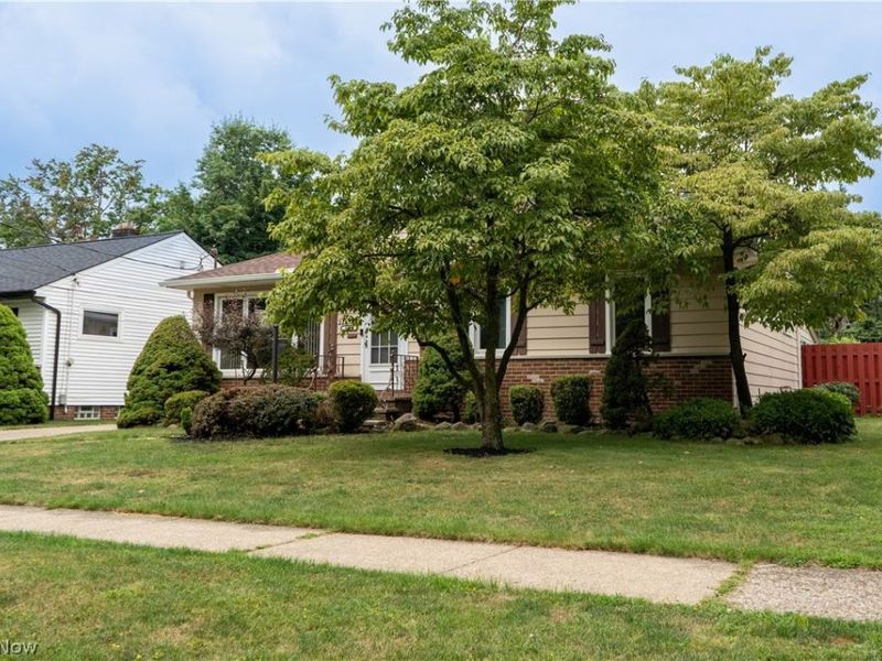 6300 Mandalay Drive, Parma Heights, OH 44130 Photo 2