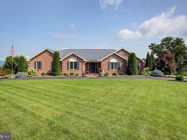 1403 MAJESTIC DRIVE, CHAMBERSBURG, PA 17202