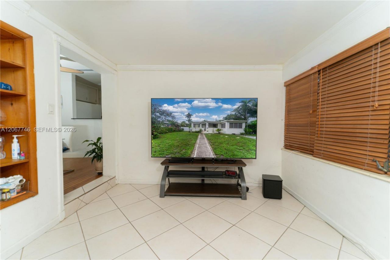 6250 NW 41st St , Virginia Gardens, FL 33166 Photo