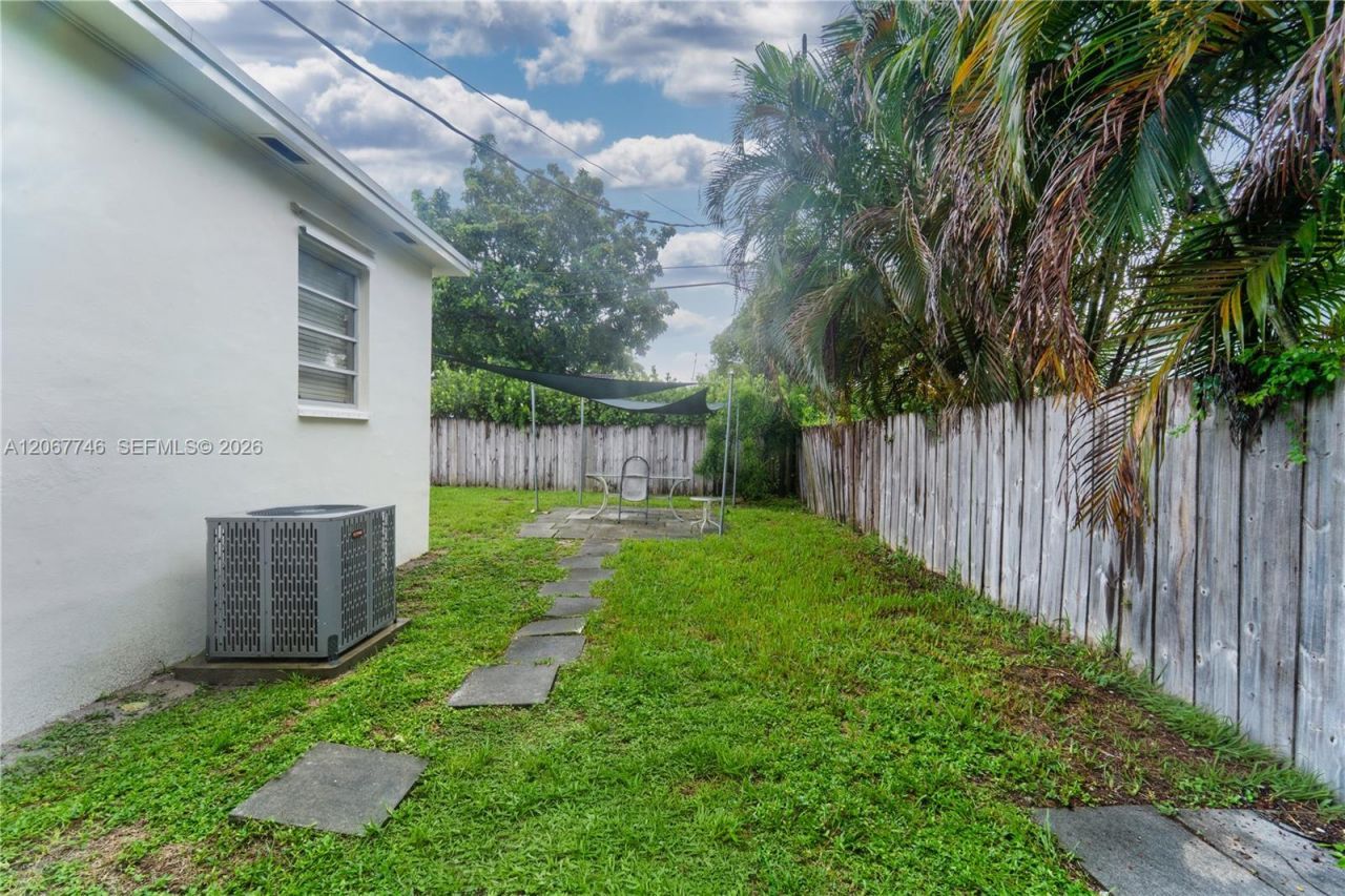 6250 NW 41st St , Virginia Gardens, FL 33166 Photo