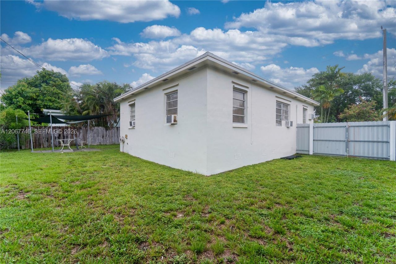 6250 NW 41st St , Virginia Gardens, FL 33166 Photo