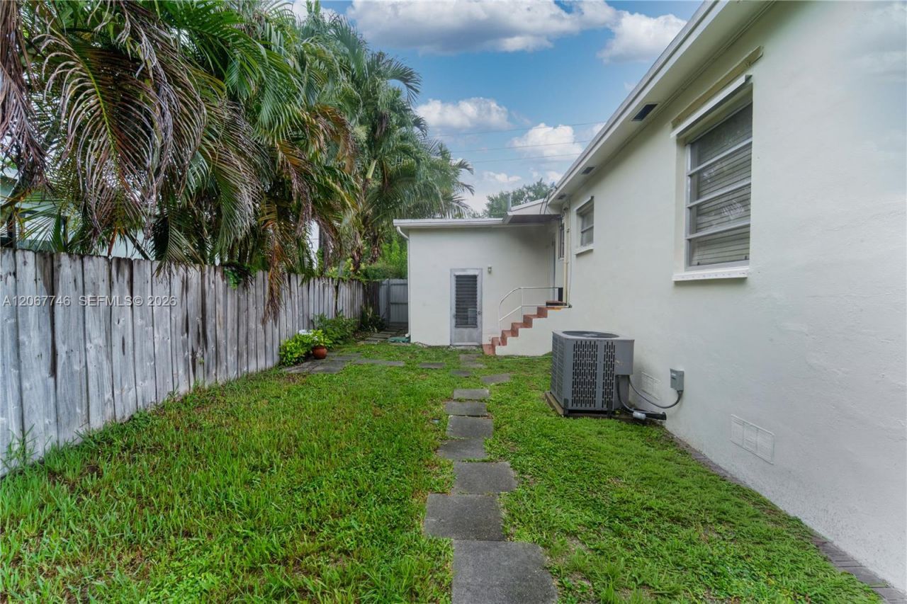 6250 NW 41st St , Virginia Gardens, FL 33166 Photo