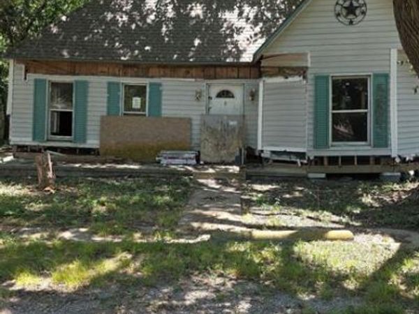 107 W Travis Street , Leonard, TX 75452