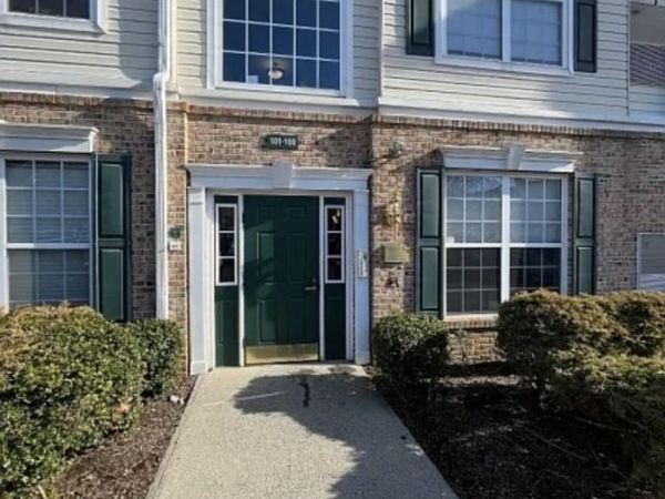 101 Limerick Ln, Lopatcong, NJ 08865