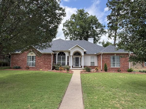 205 Country Club Parkway , Maumelle, AR 72113