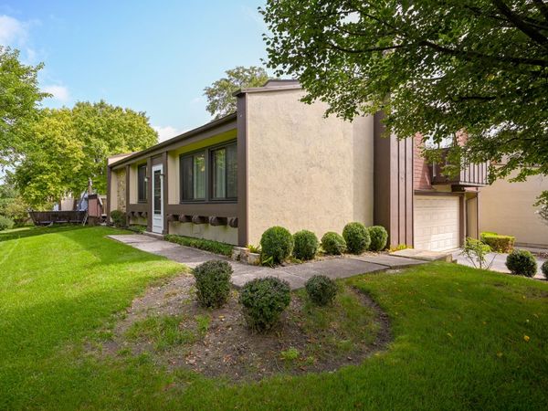 19 Elmwood Square , Indian Head Park, IL 60525