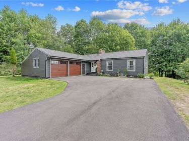 24 Gilmour Drive, Central Square, NY 13036