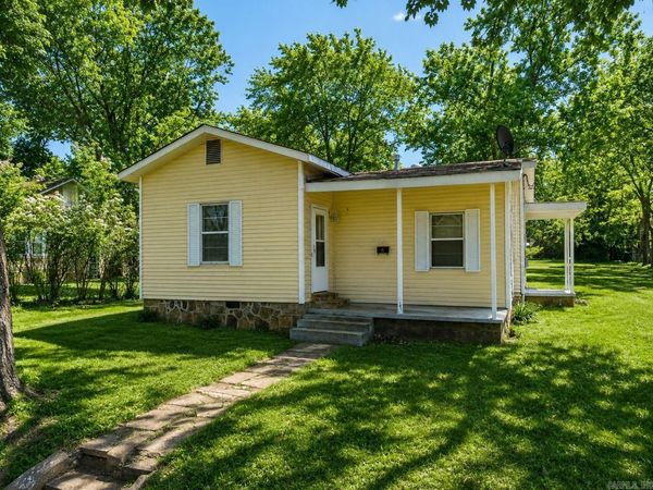 202 N Griffin Street , Morrilton, AR 72110