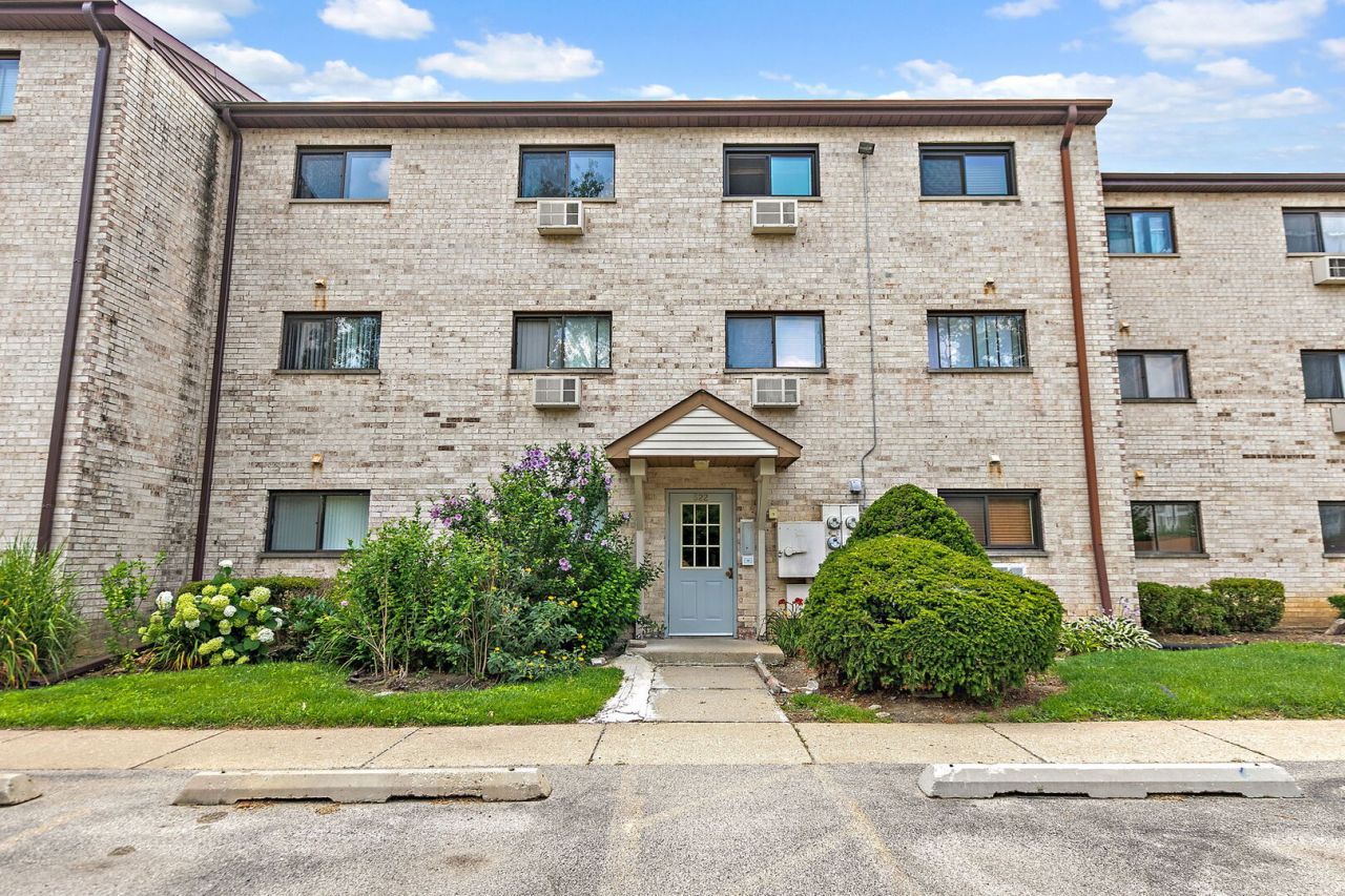 522 E Spruce Drive, Unit 1B, Palatine, IL 60074 Main Photo