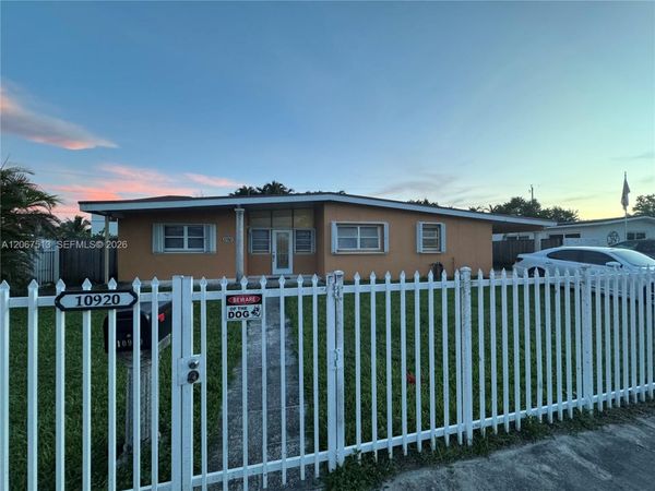 10920 Westwood Lake Dr , Miami, FL 33165