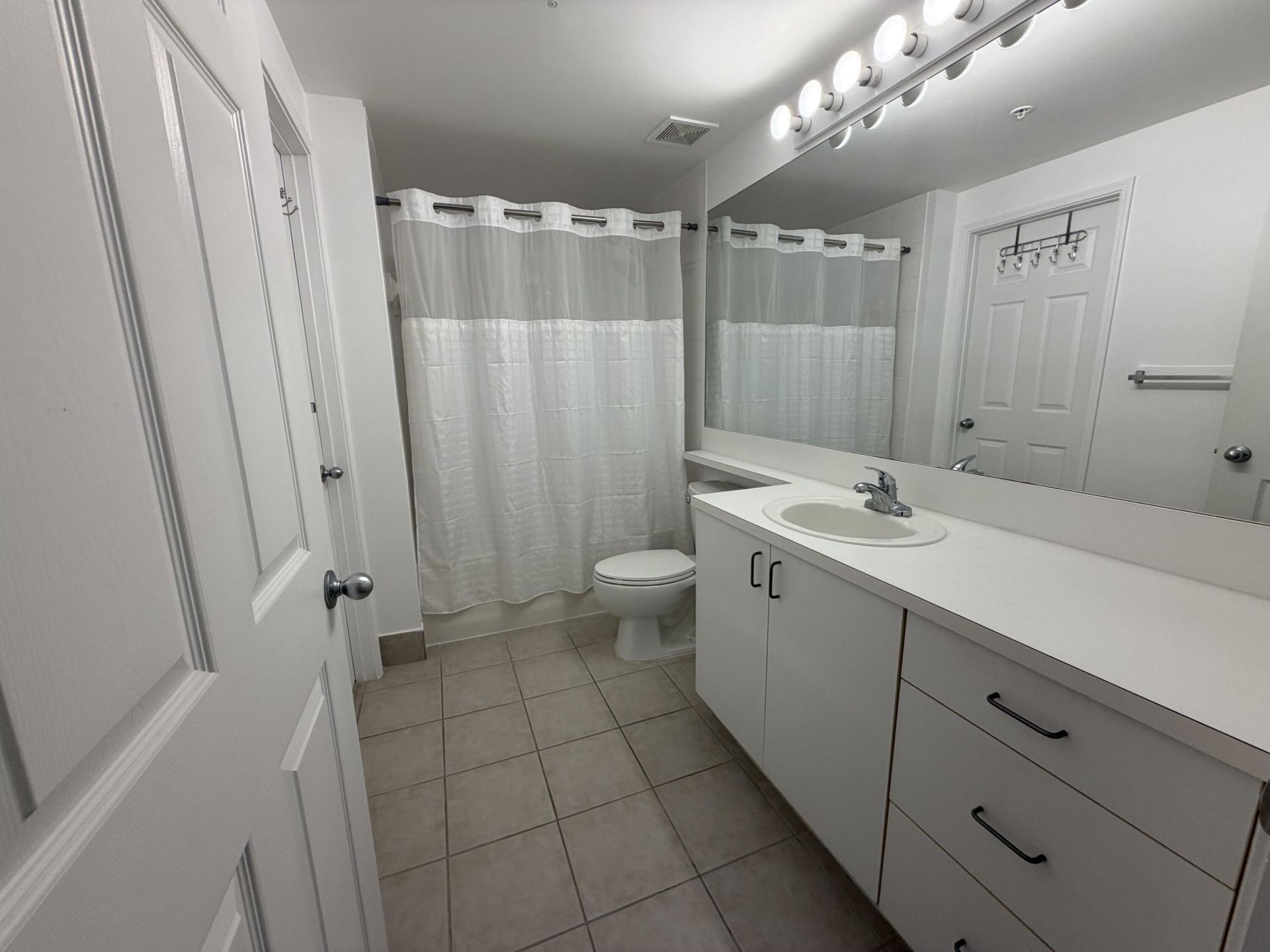 630 S Sapodilla Avenue, Unit 323, West Palm Beach, FL 33401 Photo