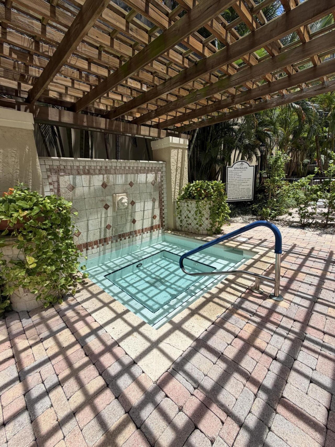 630 S Sapodilla Avenue, Unit 323, West Palm Beach, FL 33401 Photo