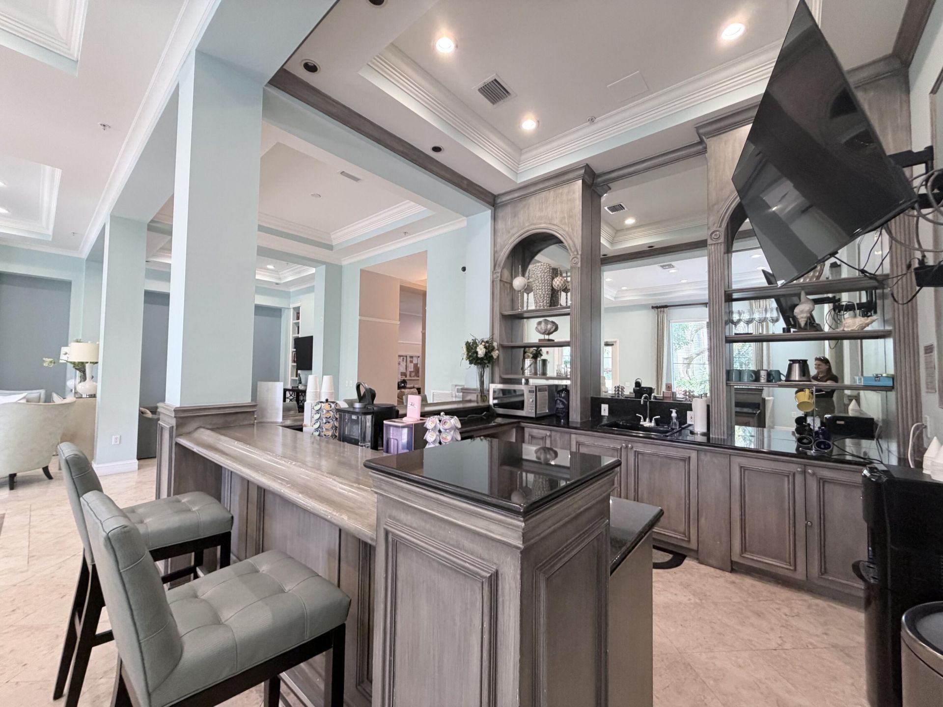 630 S Sapodilla Avenue, Unit 323, West Palm Beach, FL 33401 Photo