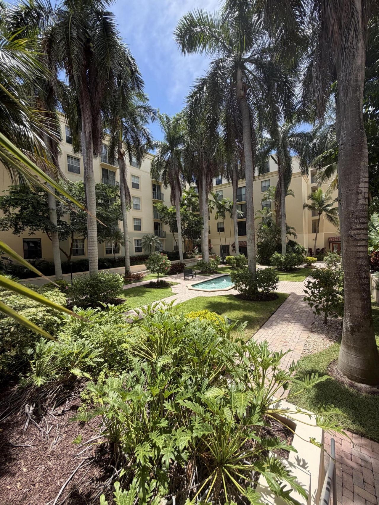 630 S Sapodilla Avenue, Unit 323, West Palm Beach, FL 33401 Photo