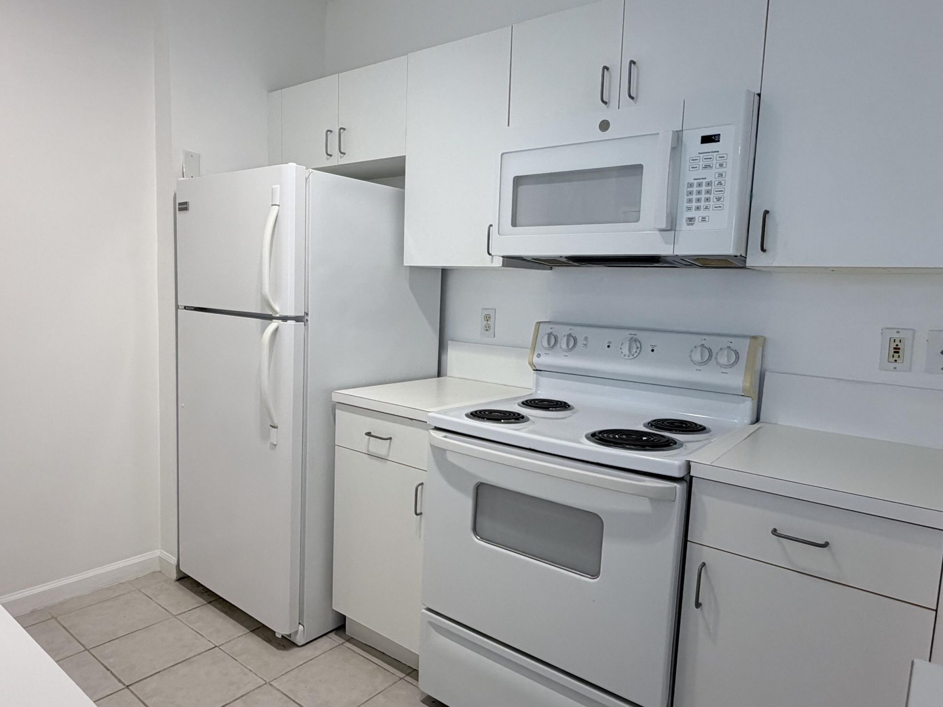 630 S Sapodilla Avenue, Unit 323, West Palm Beach, FL 33401 Photo