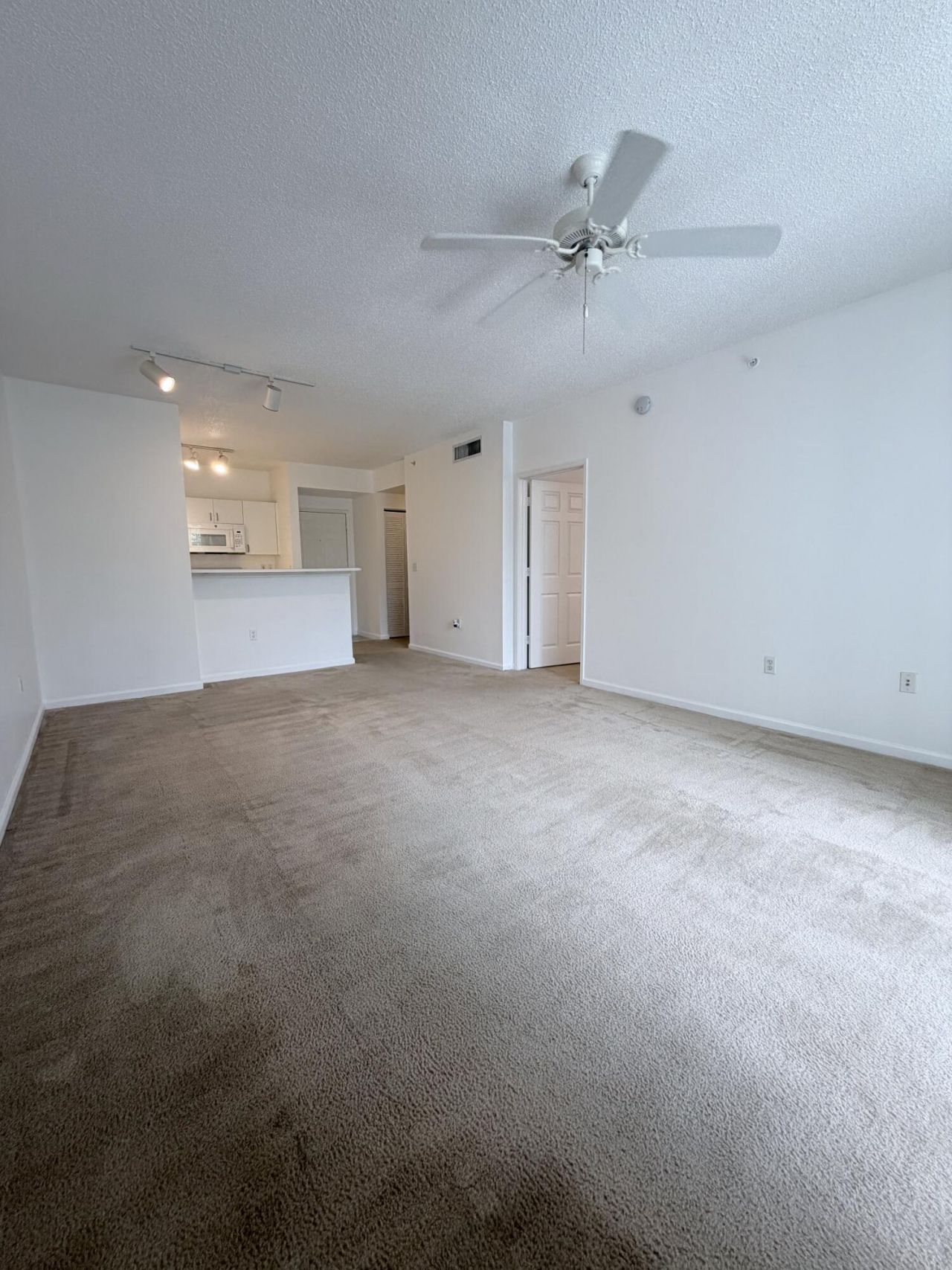 630 S Sapodilla Avenue, Unit 323, West Palm Beach, FL 33401 Photo