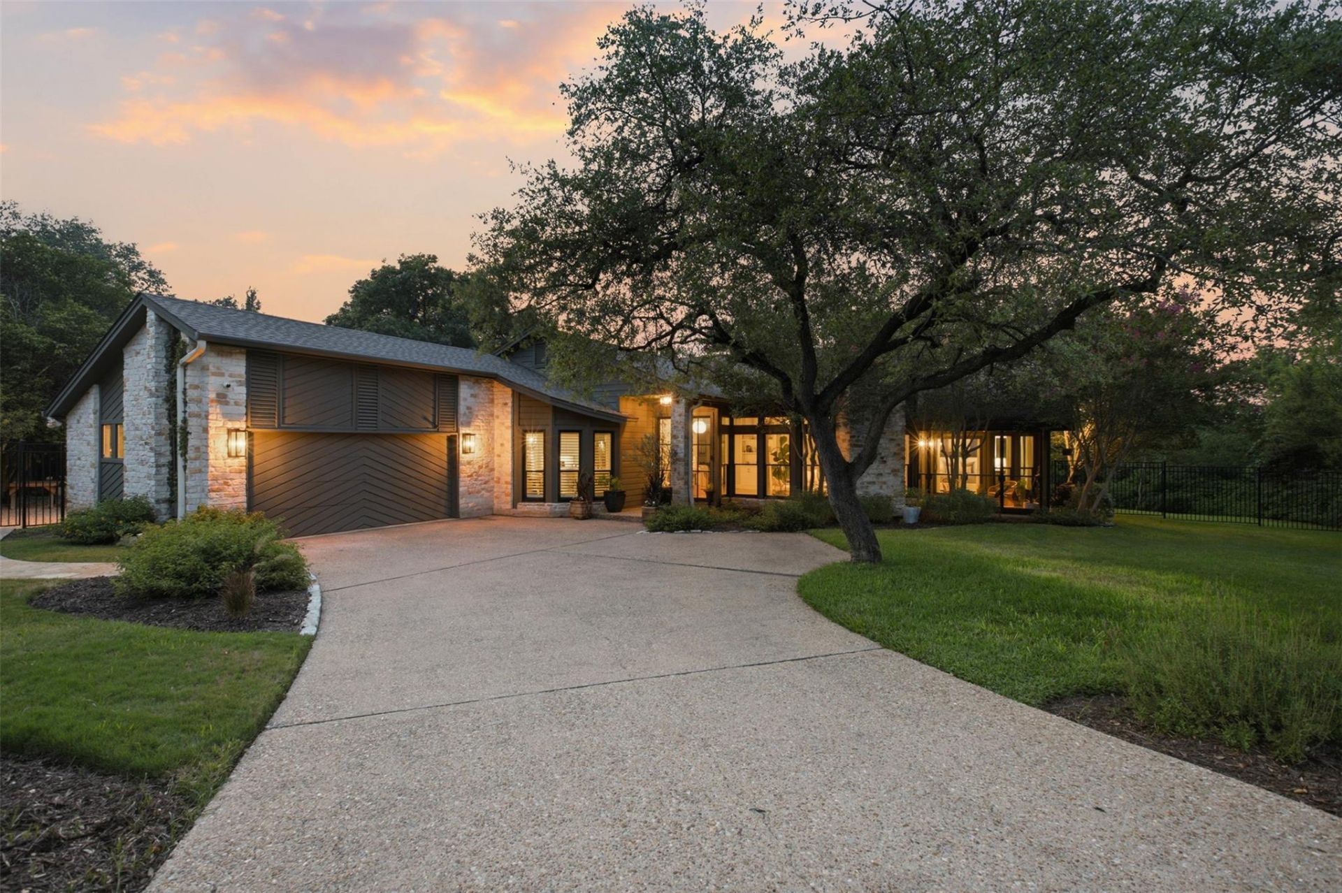 208 Phlox Dr, Lakeway, TX 78734 Main Photo